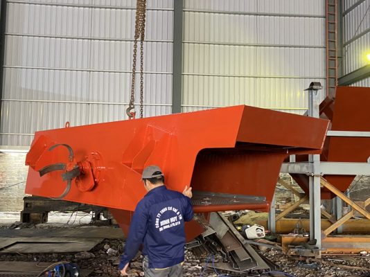 Sản xuất máy sàng rung 3 tầng lưới kích thước 2400-8000 mét cho đá granite